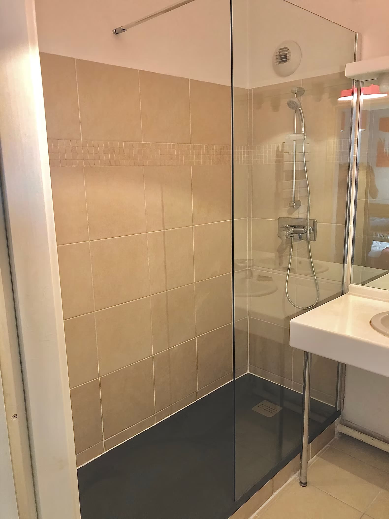 Douche avec paroi italienne